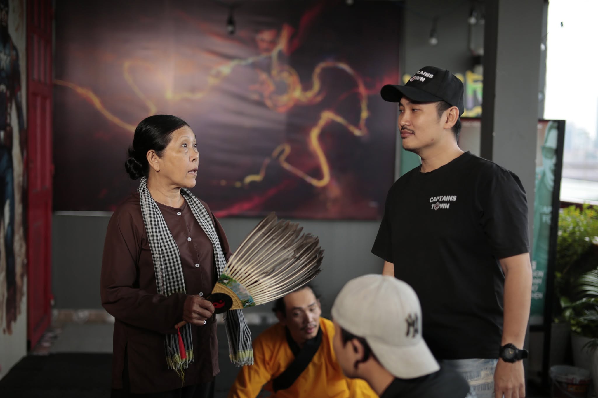 Đạo diễn CTW hướng dẫn diễn viên trên phim trường